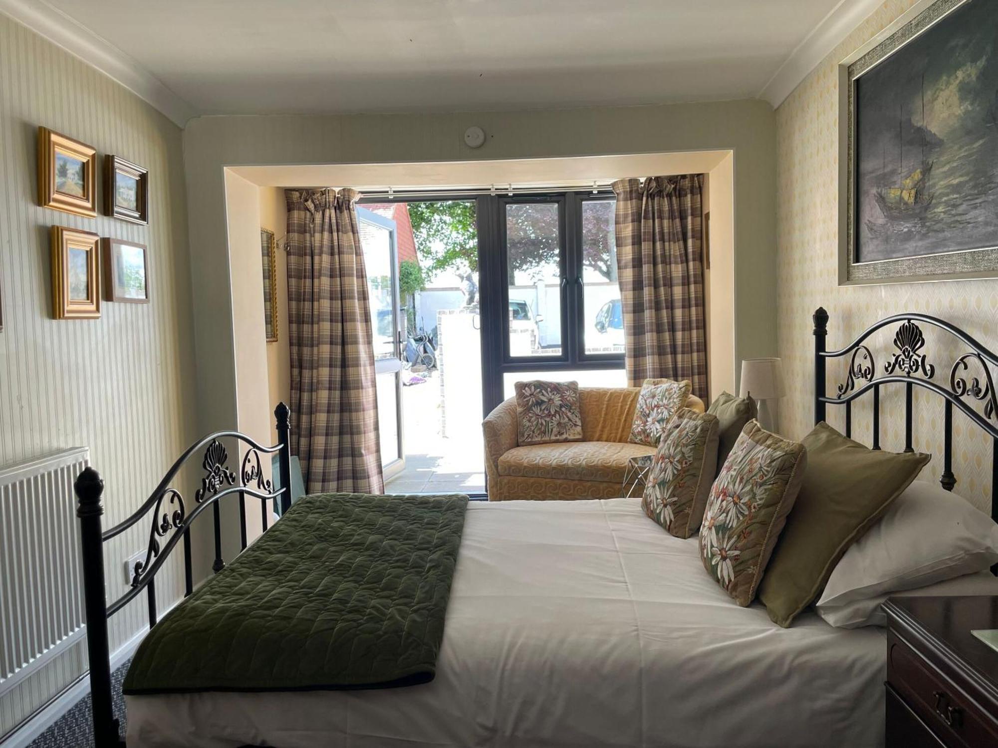 Knights Court Hotel Great Yarmouth Room photo