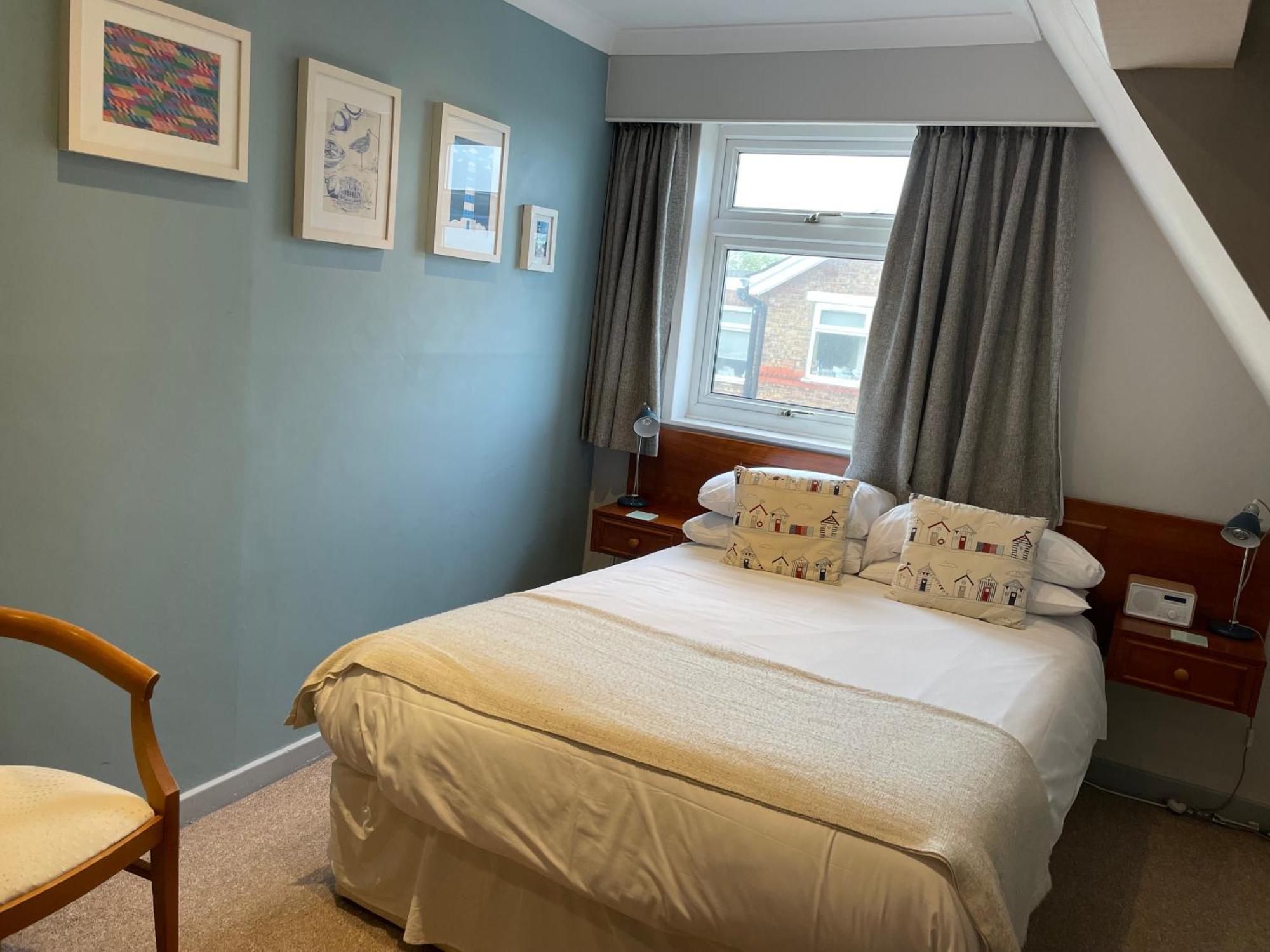 Knights Court Hotel Great Yarmouth Room photo